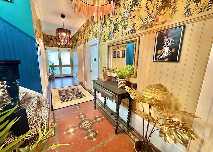 Lemur Lodge - Boutique Apartments - Short Stroll To The Beach